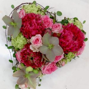 ‘Forever’ | gestecktes Herz mit Frühlingsblüten | das Geschenk für besondere Lebensbegleiter | Tischdekoration in rose