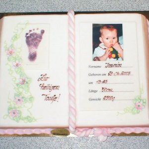 Tauftorte in Buchform